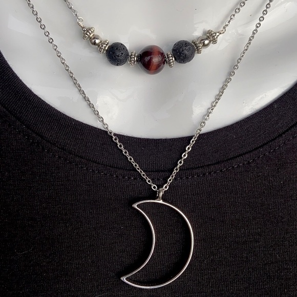 Red tiger eye & lava rock beads moon necklace - Picture 9 of 12